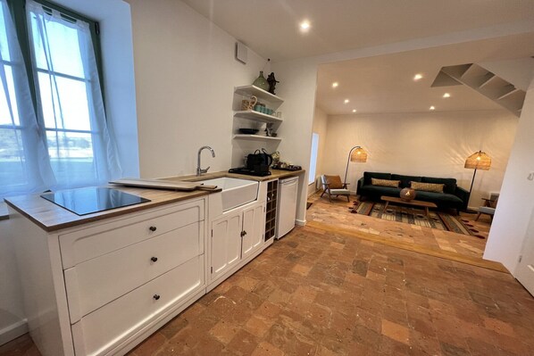 Kylskåp, mikrovågsugn, ugn och spishäll