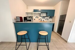 Refrigerador, placa de cocina, cafetera/tetera, utensilios de cocina