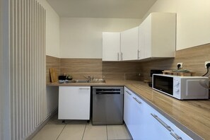 Frigorífico, microondas, horno y placa de cocina