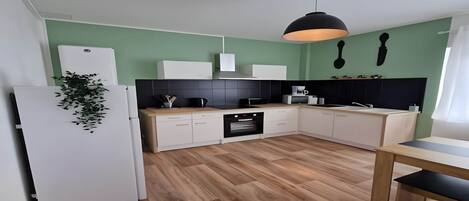 Een koelkast, een magnetron, een oven, een kookplaat