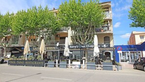 Straßenansicht mit einem Restaurant namens 'La Baterie' und 'Kamy's Chez Chapu'.