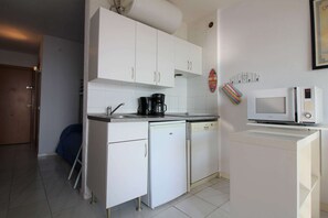 ثلاجة، ميكروويف، موقد طهي مسطح، غسالة أطباق