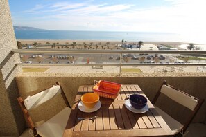 Outdoor dining - Studio in Empuriabrava with Sea Views (Empuriabrava)