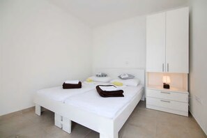 3 bedrooms, iron/ironing board, WiFi, bed sheets