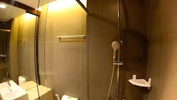 Een douche, een bidet, handdoeken