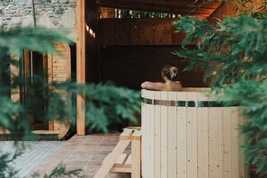 Sauna y tina de hidromasaje