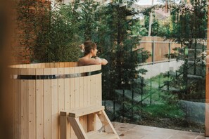 Sauna, hot tub