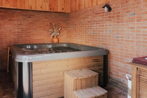 Sauna, hot tub