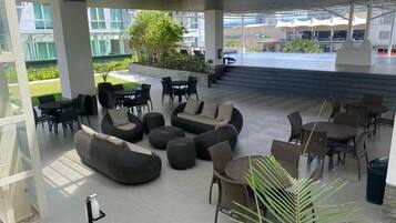 屋外ダイニングエリア