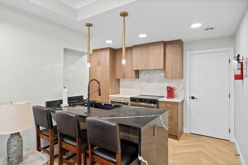 Mins to Hospital & University |Private Garage |2BR