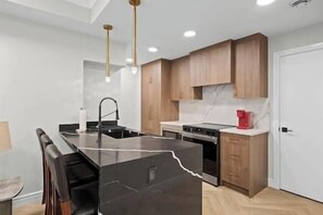 Réfrigérateur, four à micro-ondes, un four, surface de cuisson