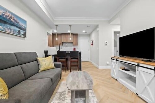 Mins to Hospital | Private Garage | University