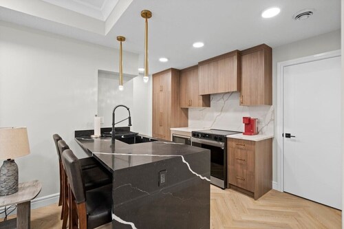 Mins to Hospital & University |Private Garage |2BR
