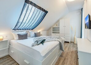 2 bedrooms, travel cot, free WiFi, bed sheets