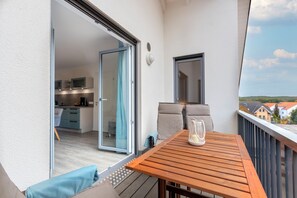 Outdoor dining - Modern vacation accommodation Bernsteinquartier 11/90 in Loddin on the Baltic Sea (Kölpinsee)