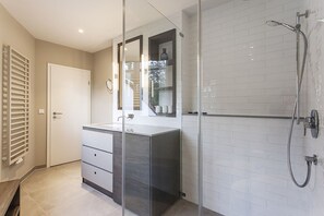 Dusche, Haartrockner, Handtücher