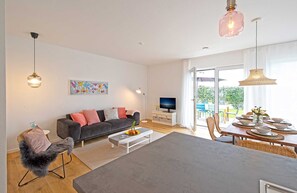 TV - Holiday Home 'Moos' with Private Terrace, Shared Garden and Wi-Fi (Wasserburg)
