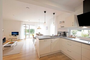 Fridge, microwave, oven, stovetop - Holiday Home 'Moos' with Private Terrace, Shared Garden and Wi-Fi (Wasserburg)