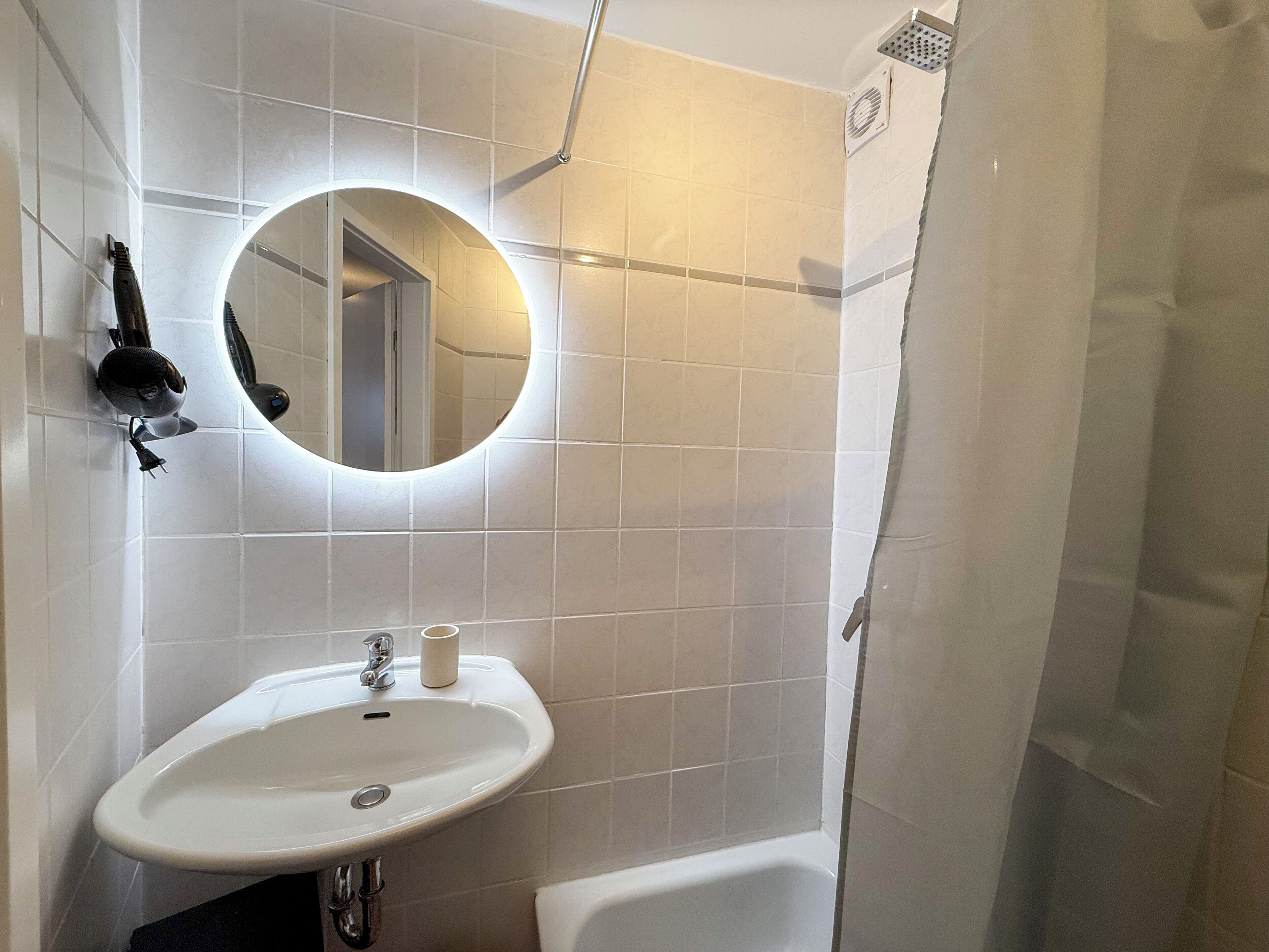Dusche, Haartrockner, Handtücher, Seife