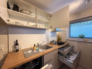 Frigorífico, horno, placa de cocina y lavavajillas