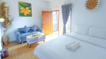 Habitación doble Deluxe | Escritorio y ropa de cama