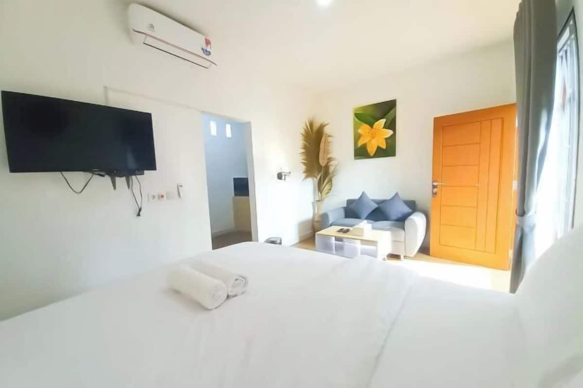 Escrivaninha, roupa de cama