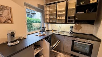 Een koelkast, een oven, een kookplaat, een vaatwasser