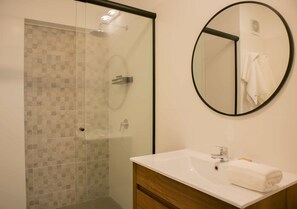 Suihku, hiustenkuivaaja, pyyhkeet