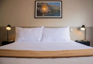 2 bedrooms, desk, iron/ironing board, WiFi