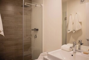 シャワー、ヘアドライヤー、タオル