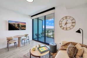 TV - Luxury 1BR Flat in Miami Beach | Walk to the Ocean (Miami Beach)