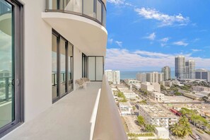Property grounds - Luxe 2BR/2BA Retreat at 72 Park – Balcony & Gym (Miami Beach)