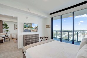 2 bedrooms, iron/ironing board, travel cot, WiFi - 72 Park Luxury – Stylish 2BR Condo Above the City (Miami Beach)