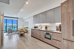 Réfrigérateur, four à micro-ondes, un four, surface de cuisson