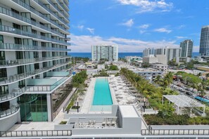 Pool - Luxe 1BR - Private Beach Club, Pool & Gym (Miami Beach)