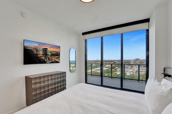 3 bedrooms, iron/ironing board, travel crib, WiFi - NEW: Spacious 3BR/2BA Miami Beach Condo – 19th Floor w/ Pool (Miami Beach)