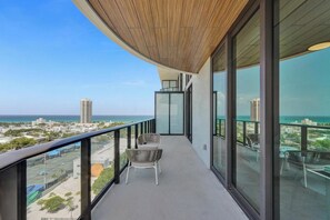 Property grounds - NEW: Spacious 3BR/2BA Miami Beach Condo – 19th Floor w/ Pool (Miami Beach)