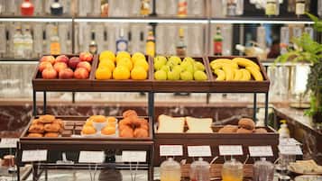 Daily buffet breakfast (CNY 228 per person)