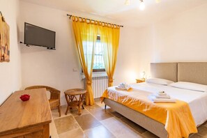 2 bedrooms, iron/ironing board, travel cot