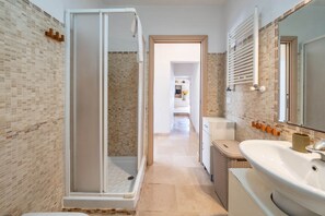Shower, free toiletries, hair dryer, bidet - Trullo Giuseppe by Rentbeat (Ostuni)
