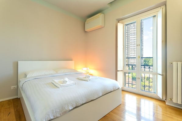 1 chambre, fer et planche à repasser, lit de bébé portatif