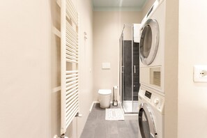 Shower, hair dryer, bidet - Sabotino In Porta Romana 1 BR apt by Halldis (Milan)