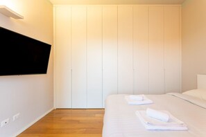 1 bedroom, iron/ironing board, travel cot, free WiFi