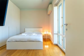 1 habitación, tabla de planchar con plancha y cuna de viaje
