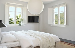 3 bedrooms, in-room safe, iron/ironing board, travel cot