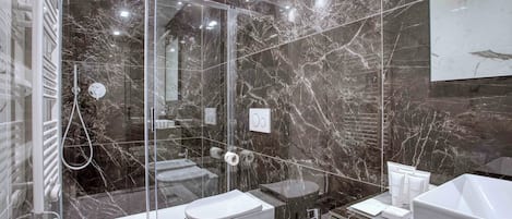 Habitación doble Deluxe, 1 cama matrimonial | Baño | Regadera, amenidades de baño gratuitas, secadora de cabello, pantuflas