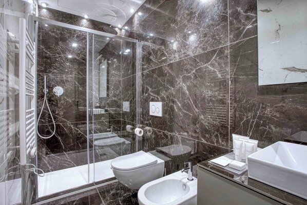 Deluxe-Doppelzimmer, 1 Doppelbett | Badezimmer | Dusche, kostenlose Toilettenartikel, Haartrockner, Hausschuhe