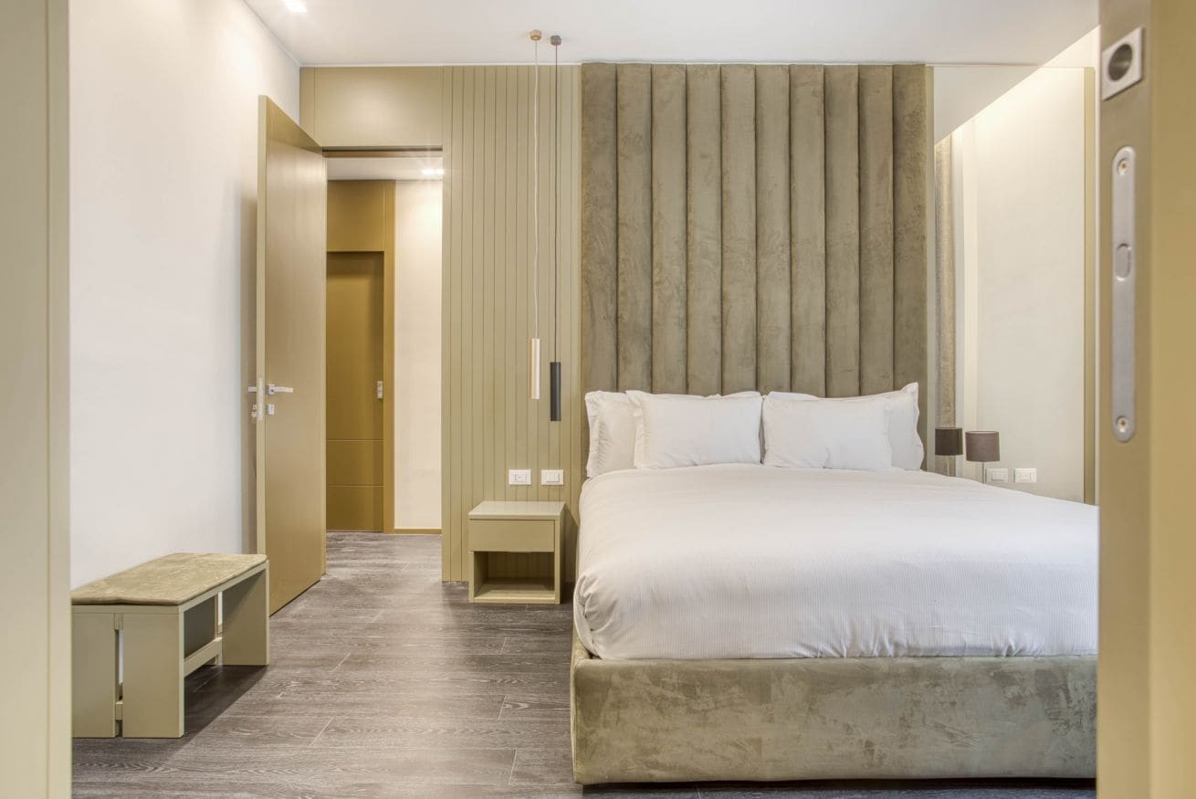 Minibaari, tallelokero huoneessa, työpöytä