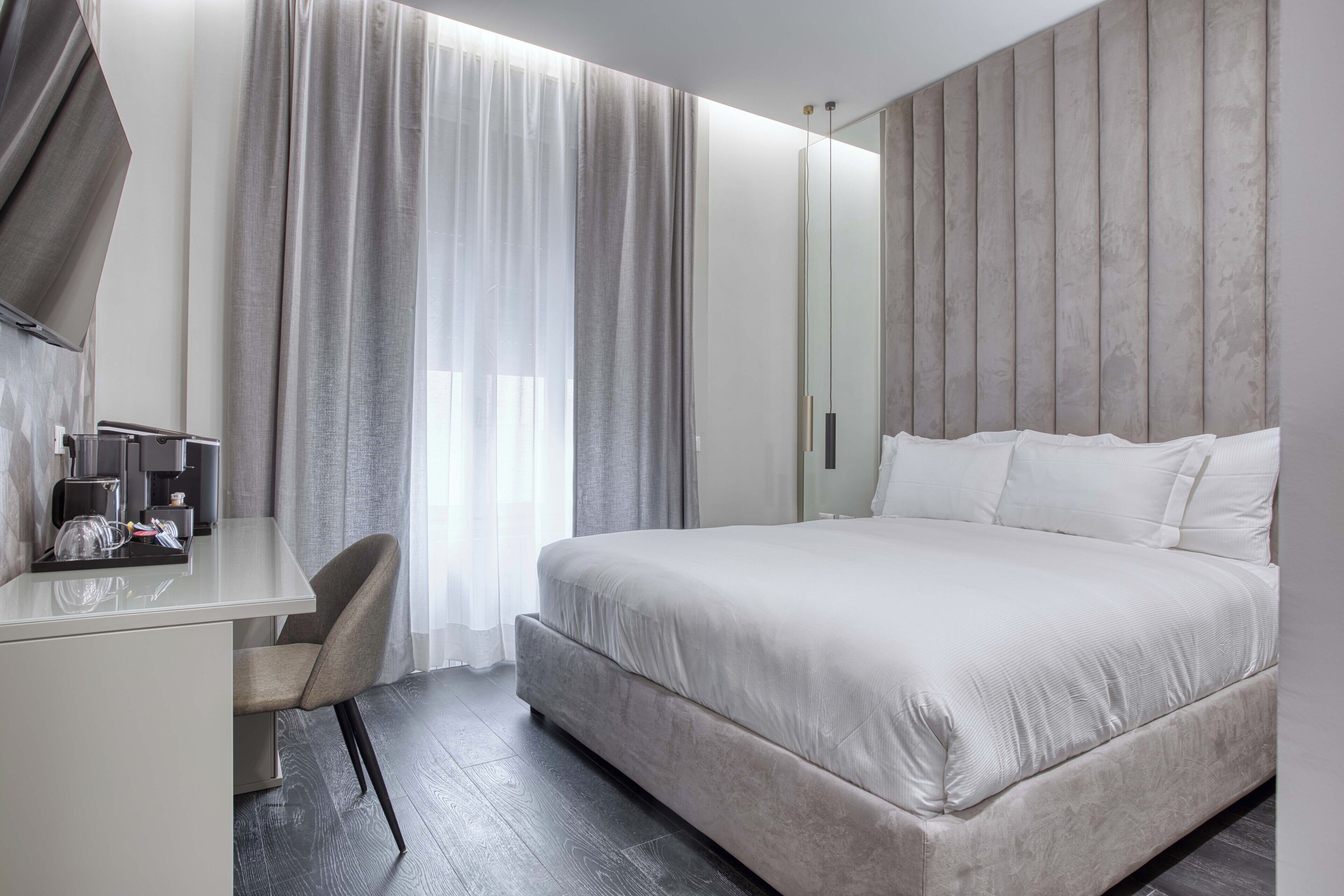 Kahden hengen deluxe-huone, 1 parisänky | Minibaari, tallelokero huoneessa, työpöytä