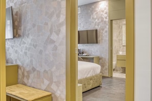 Familien-Suite, 2Â Schlafzimmer | Minibar, Zimmersafe, Schreibtisch, laptopgeeigneter Arbeitsplatz